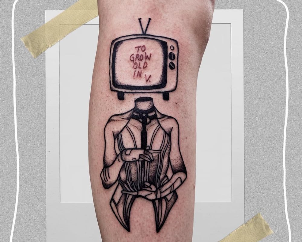 A tattoo in the shape of Wanda's body and a TV instead of her head with the inscription "To grow old in V."