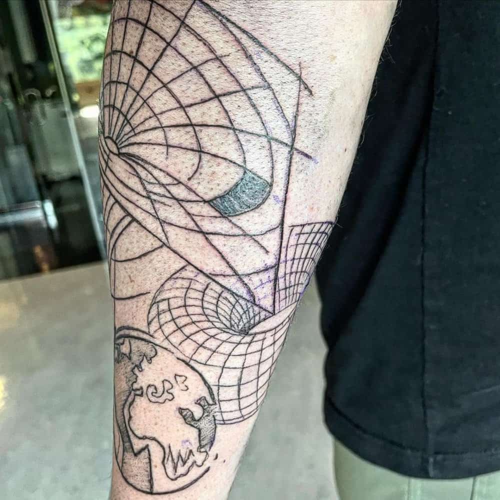 Tattoo with a schematic representation of black holes
