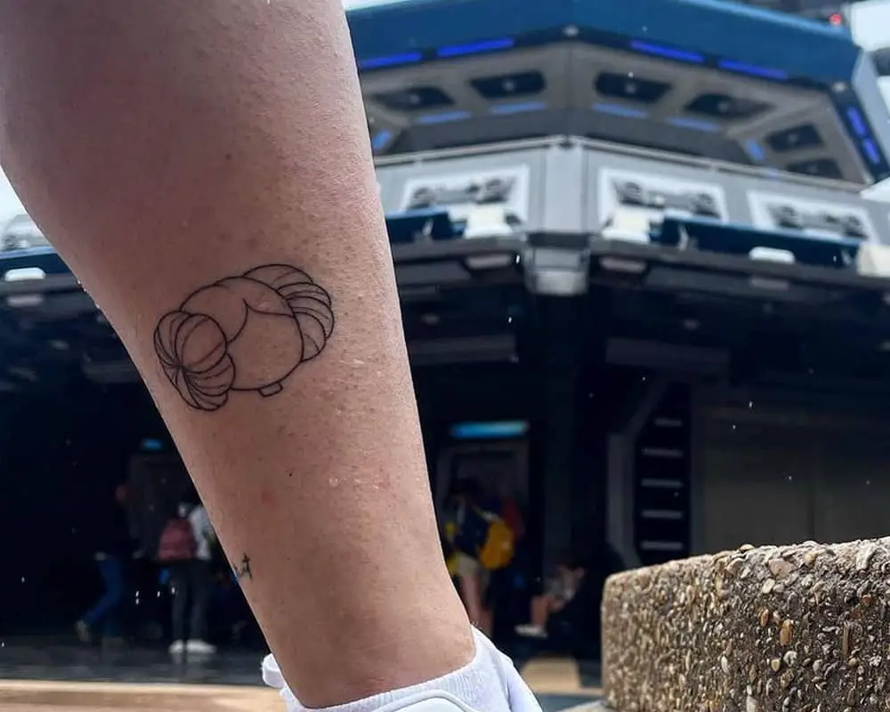 minimalist tattoo of Princess Leia on leg