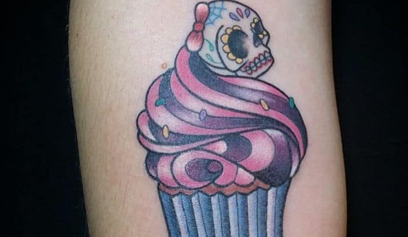 Black&pink cupcake with skull tattoo