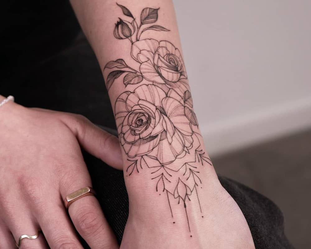 Tattoo in the form of a branch of roses
