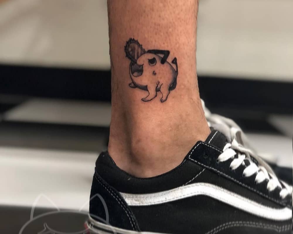 Tattoo in the form of a menacing Pochita on the ankle