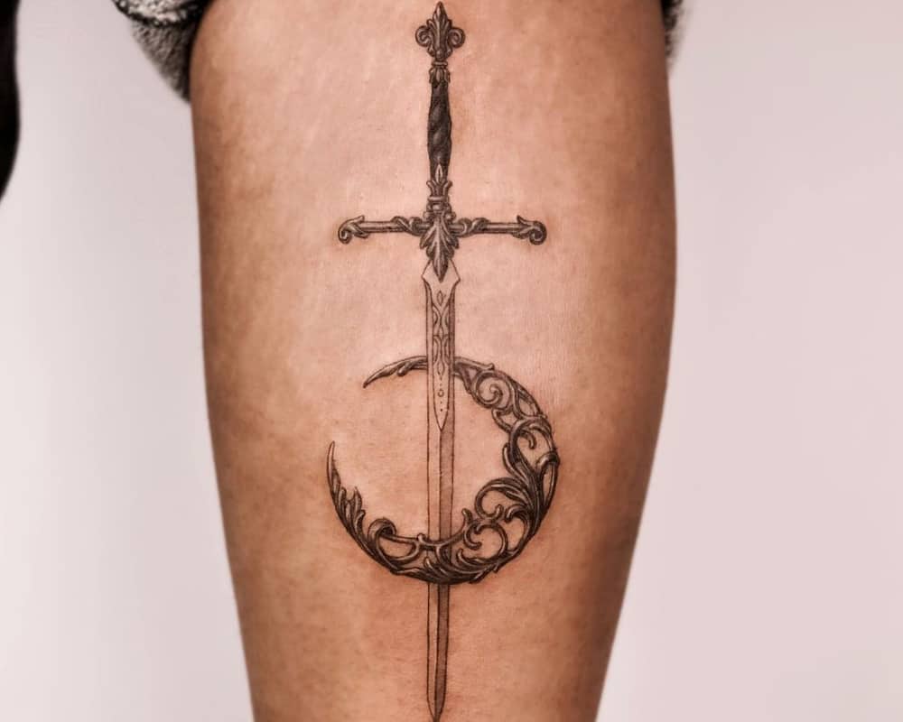 Tattoo in the form of a sword that passes through a crescent moon
