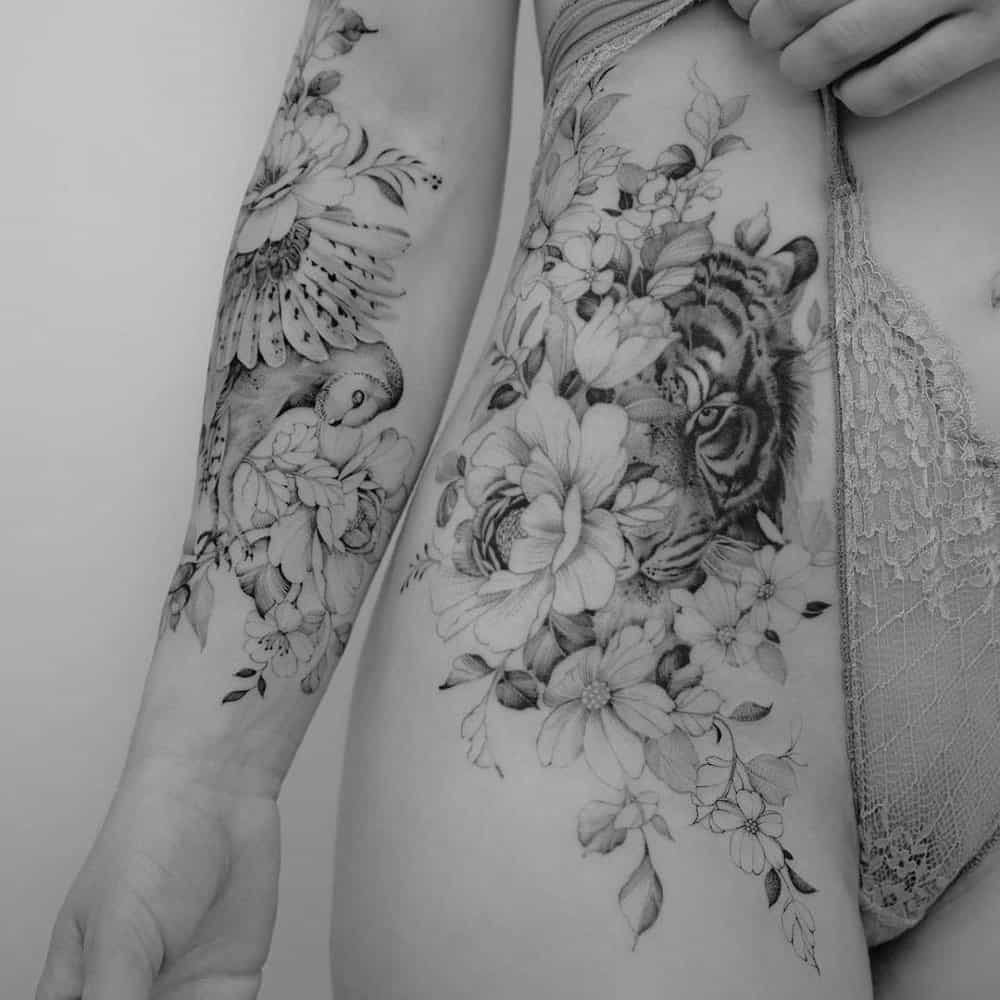 Tattoo in the form of an owl and a tiger in flowers