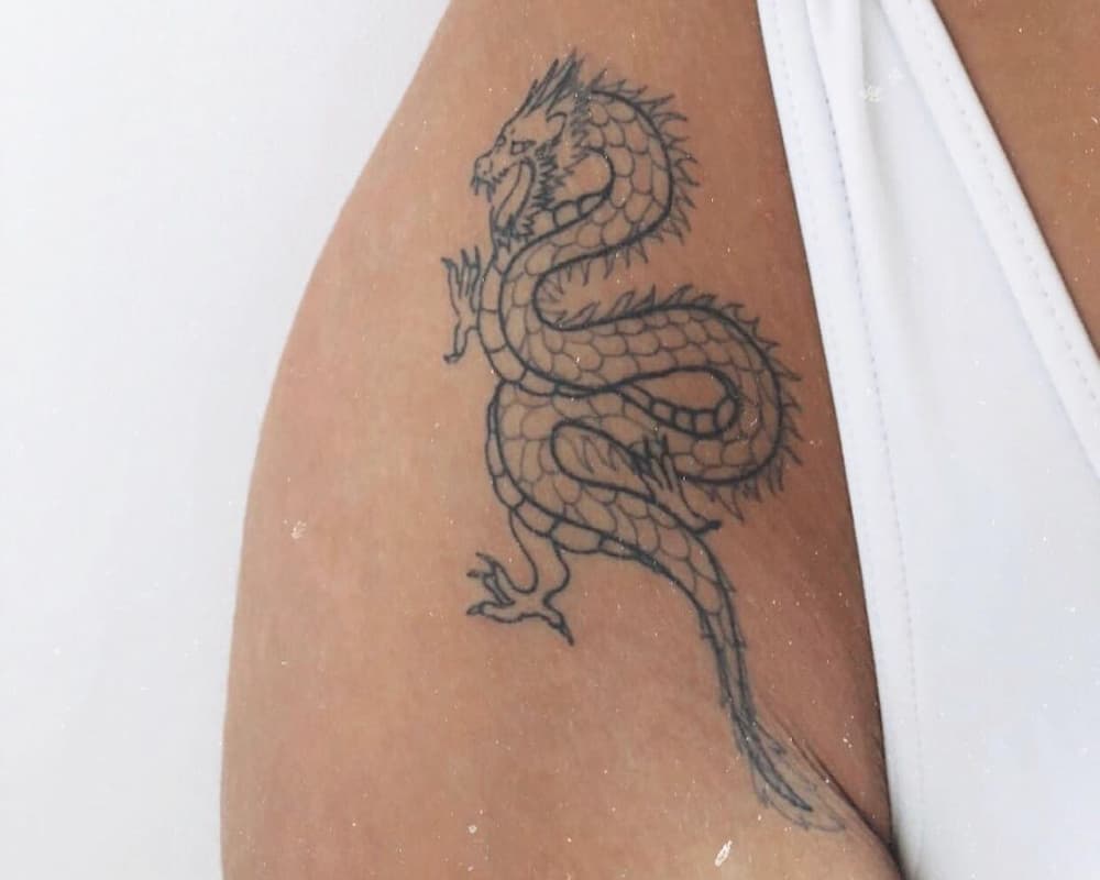 Tattoo of a Chinese dragon on the thigh