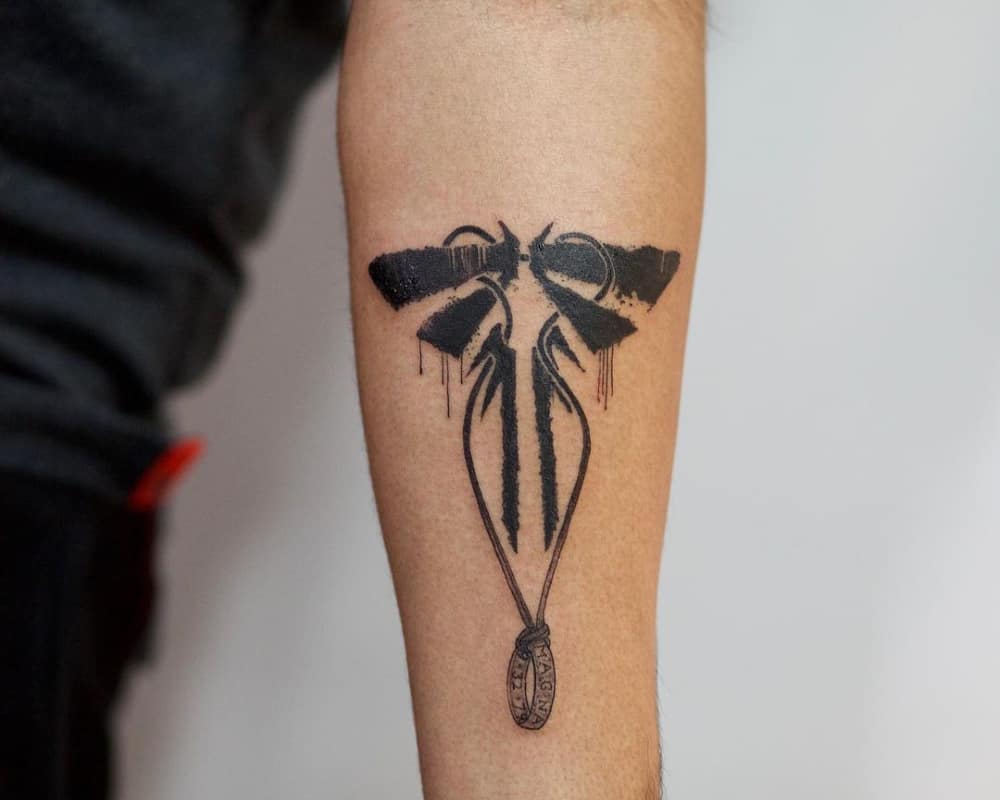 Tattoo of a cicada symbol and a ring on a rope