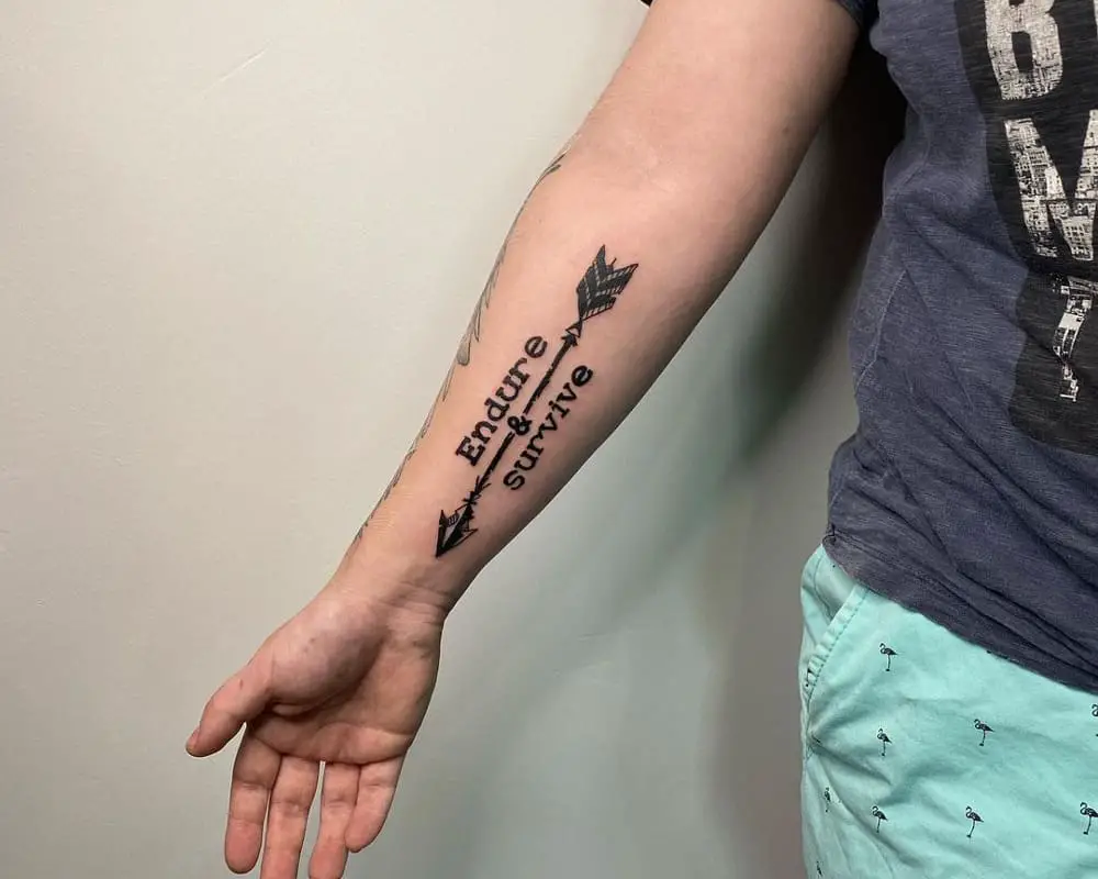 Tattoo of an arrow with the inscription Endure and survive