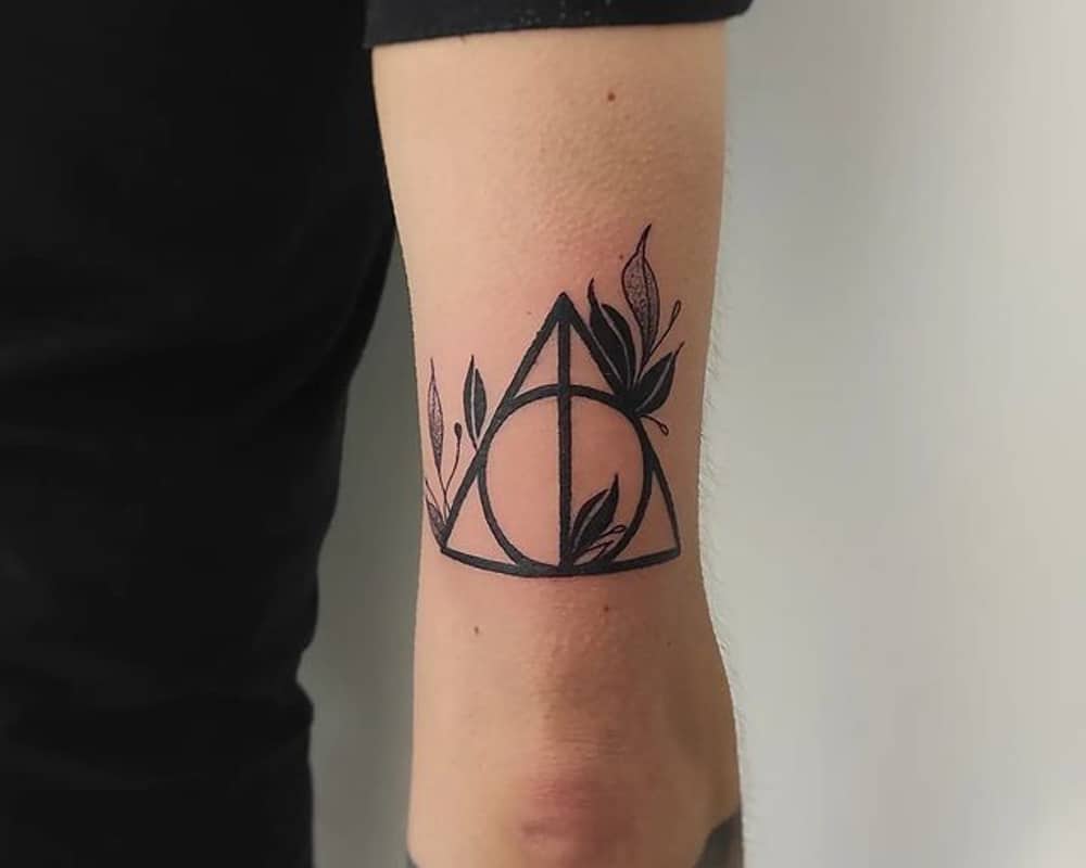 Tattoo of the sign of the Deathly Hallows, with leaves
