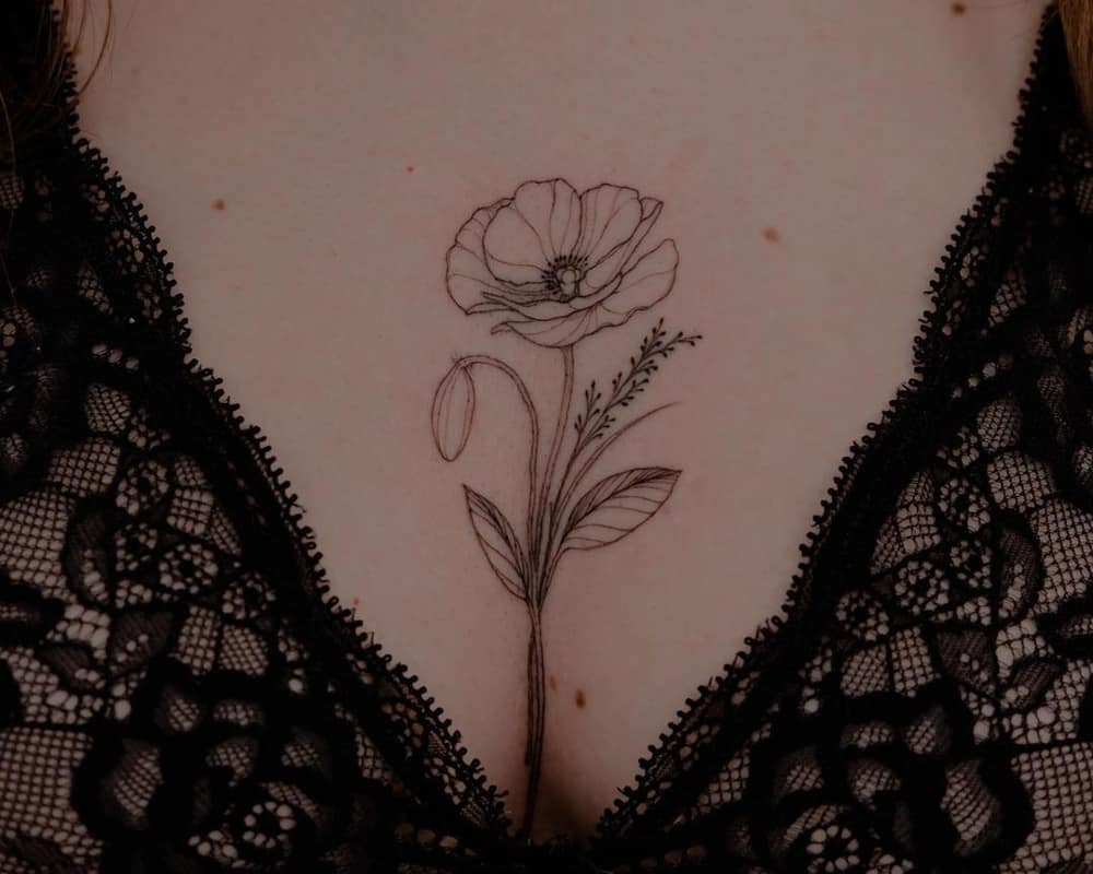 Tattoo with the image of a flower in the cleavage area