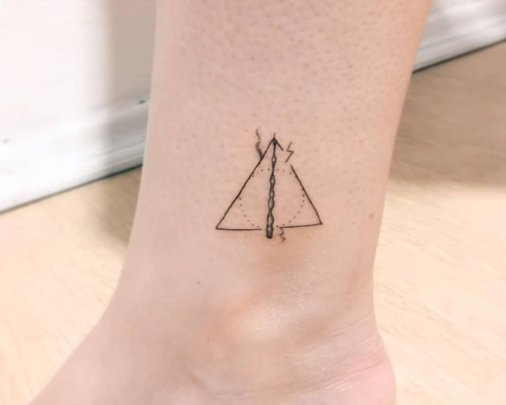 Tattoos in the form of the sign of the Deathly Hallows on the ankle