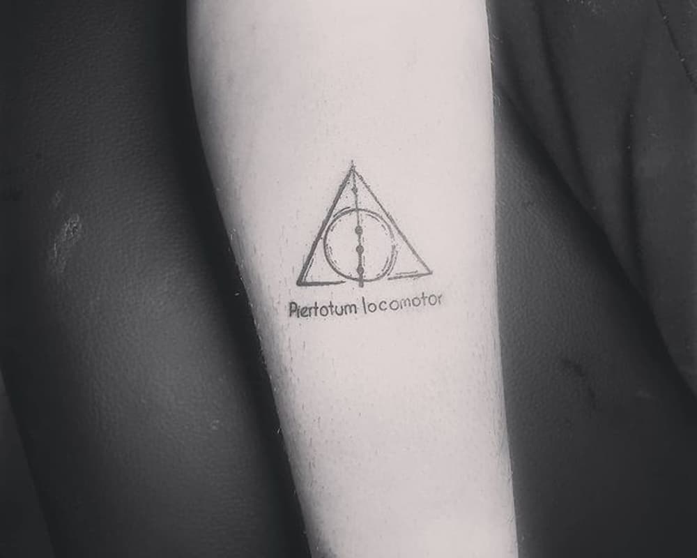 Tattoos in the form of the sign of the Deathly Hallows and the inscription piertotum locomotor