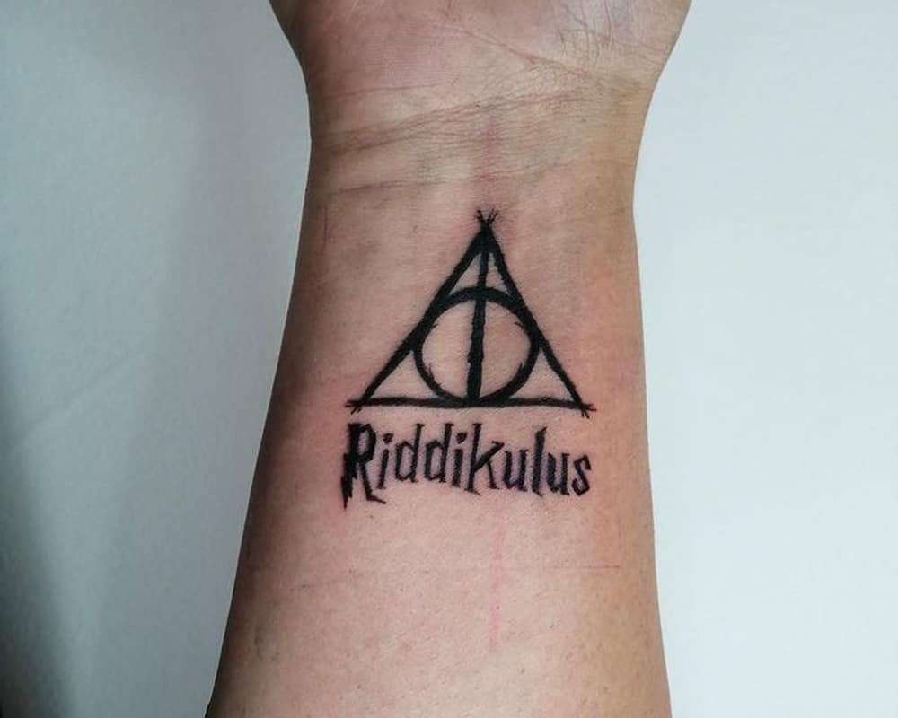 Tattoos in the form of the symbol of the Deathly Hallows and the inscription Riddikulus