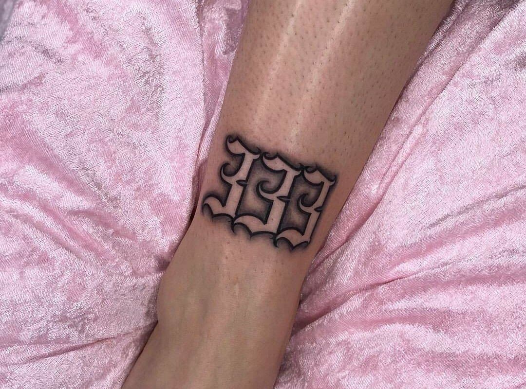 Tattoo three hundred and thirty-three on the leg